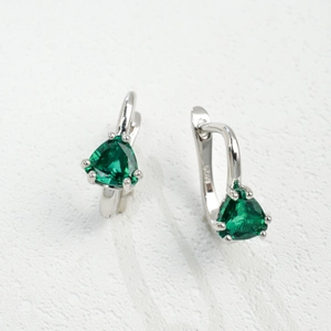 Vue détaillée de boucles d'oreilles en argent S925 avec pierres vertes triangulaires