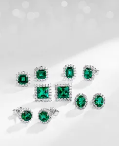 Vue macro de diverses coupes d'émeraude avec entourage de zircons sur monture argent