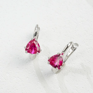 Détail de la boucle d'oreille en argent S925 avec pierre précieuse rose taillée en triangle