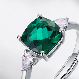 Bague en argent S925 avec émeraude carrée et pierres latérales en forme de poire