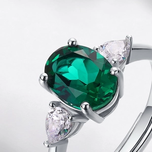 Anello in argento S925 con smeraldo sintetico ovale e pietre laterali a forma di pera