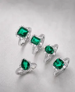 Detalle de anillos de esmeralda creada en varias formas con detalles de circón