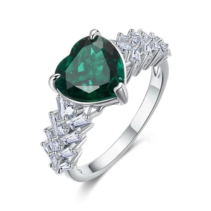 Exquisite S925 silver ring featuring a heart-cut emerald gemstone with side diamonds
