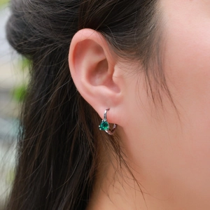 Boucles d'oreilles créoles S925 argent avec pierre précieuse verte de forme triangle
