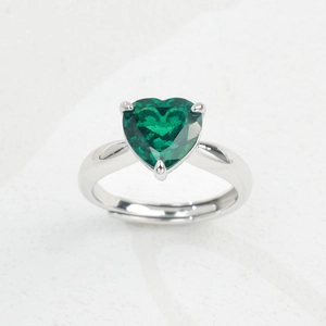 Adjustable S925 sterling silver ring with heart-cut emerald green gemstone in prong setting