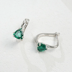 Créoles en argent S925 serties de pierres précieuses vertes en coupe triangle