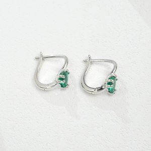 Élégantes boucles d'oreilles cœur en émeraude et argent 925 avec finition polie et griffes