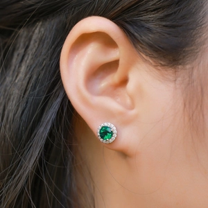 Boucles d'oreilles rondes en émeraude et argent S925 portées par un mannequin