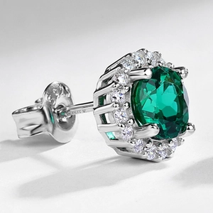 Boucles d'oreilles en argent S925 avec émeraude ovale et entourage de zircons brillants