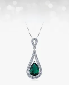 Détail du pendentif émeraude taille poire avec pavé de zircones sur chaîne argent