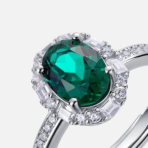 Lujoso anillo de plata S925 con esmeralda ovalada y un halo de diamantes brillantes