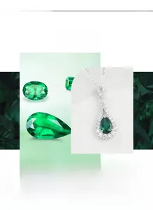 Gros plan du pendentif émeraude poire avec zircons blancs sur une chaîne en argent
