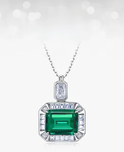 Vue macro du collier en argent S925 avec pierre taille émeraude et halo de zircons