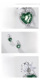 Détail de boucles d'oreilles cœur en agate mousse argent S925 avec halo de cristaux