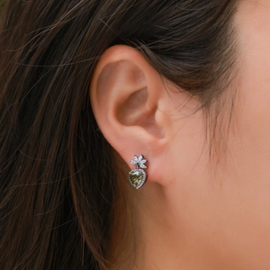 Boucles d'oreilles cœur en agate mousse argent S925 avec diamants sur modèle