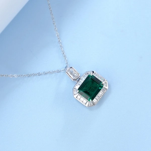 Collier en argent S925 avec pendentif émeraude rectangulaire et serti de zircons