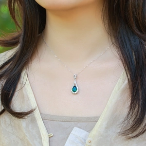 Collier élégant avec pendentif émeraude goutte d'eau en argent S925 porté par un mannequin