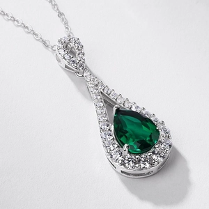 Collier en argent S925 avec pendentif émeraude poire entouré de petits diamants