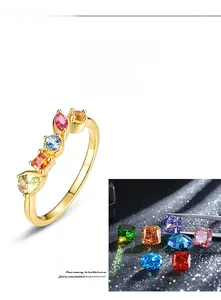 Détail macro d'une bague en argent S925 plaqué or avec pierres précieuses multicolores serties