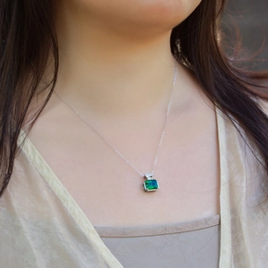 Elegant emerald lab-grown pendant necklace in S925 silver with square cut green gemstone