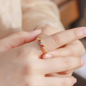 Bague vague plaquée or ornée de cinq pierres précieuses multicolores de tailles variées