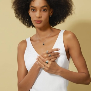 Model wearing S925 silver jewelry set with green moss agate drop necklace and earrings