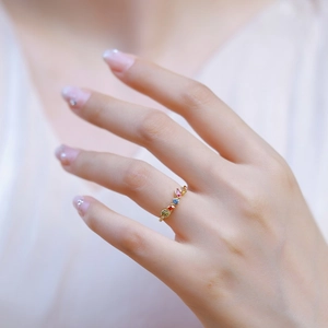 Bague en argent S925 doré ornée d'un éventail coloré de zircons taillés en marquise