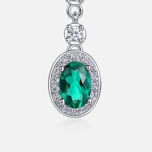Boucles d'oreilles en argent S925 avec émeraude ovale et diamants pavés étincelants