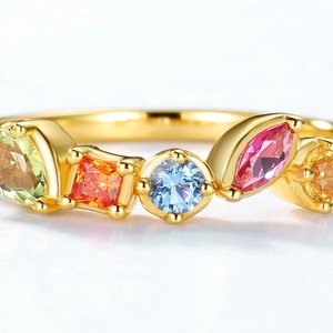 Bague rétro plaquée or avec cristaux géométriques colorés et sertissage à griffes
