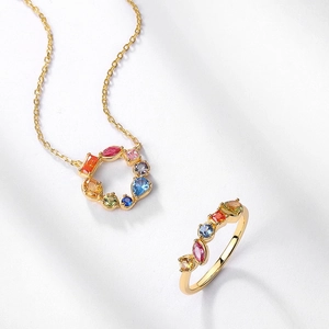 Parure de bijoux plaqués or avec une bague en pierres colorées et un collier rond assorti