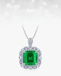 Gros plan du collier en argent avec pierre verte taille émeraude et détails en zircon