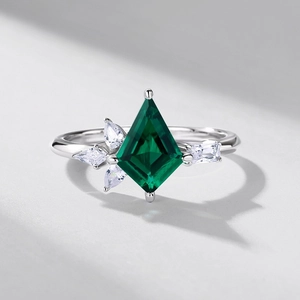 Kite-cut emerald ring in S925 silver with elegant kite and teardrop side stones