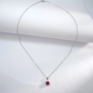 Élégant collier en argent S925 avec pendentif rubis rond et halo de diamants