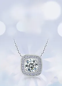 Gros plan d'un pendentif halo en argent S925 avec diamant de culture brillant rond