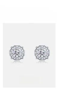 Gros plan sur les boucles d'oreilles en argent S925 avec diamant et halo octogonal