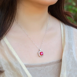 Élégant collier en argent sterling S925 avec une pierre précieuse rouge sur un mannequin