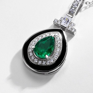 Birnenförmiger Smaragd-Anhänger mit Diamant-Halo und schwarzem Emaille-Rand auf Silber