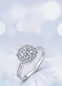 Macro d'une bague halo octogonale en diamant de culture et argent S925 serti de pavés