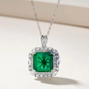 Élégant collier en argent S925 avec pendentif gemme verte taille émeraude et halo