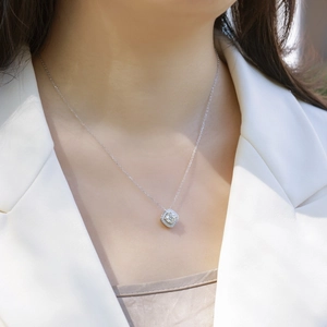 Gros plan du collier halo en argent S925 avec diamant rond porté par un mannequin