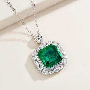 Collier en argent S925 avec pendentif émeraude coupe émeraude et entourage de zircons
