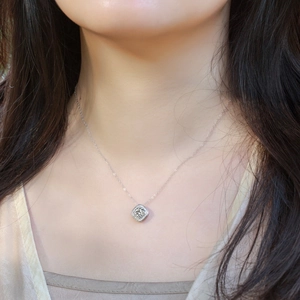 Collier élégant en argent S925 avec pendentif carré porté sur le cou