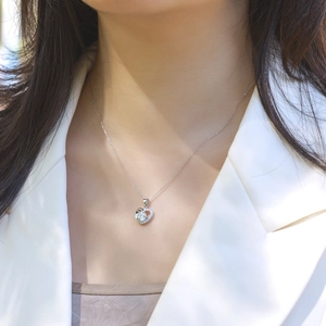 Elegante S925 Sterling Silber Herzkette mit Mittelstein, getragen von einem Modell