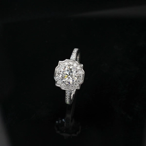 Gros plan sur une bague géométrique en argent S925 avec diamant de culture et halo
