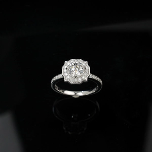 Vue macro d'une bague diamant de culture rond avec halo géométrique et anneau pavé