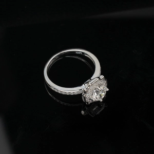 Macro du poinçon argent S925 et du sertissage floral halo avec moissanite brillante