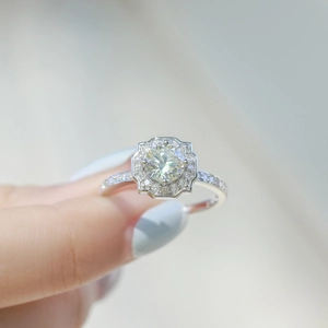 Bague en argent S925 avec une grande moissanite ronde et monture octogonale