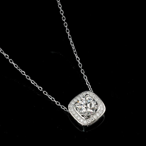 Collier luxueux en argent S925 avec pendentif rond en diamant de culture et halo