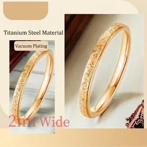 Minimalistischer 2mm Goldring aus Titanstahl mit funkelnder Mattierung und Vakuumbeschichtung