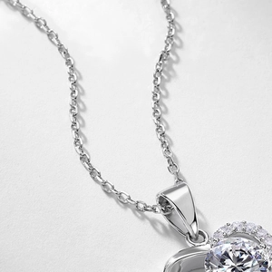 Klassische S925 Silber Herzkette mit einem großen runden Diamanten als Herzstück